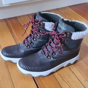 NWOT SPERRY Snow boots